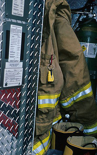 Resqme Nothammer+Gurtmesser als Schlüsselbund – hochwertigste Materialien, in Verbindung mit einem überragenden Qualitätsstandard, führen weltweit zu einem Einsatz bei öffentlichen Sicherheitsorganen, Polizei- u. Feuerwehr- und anderen Rettungseinheiten.