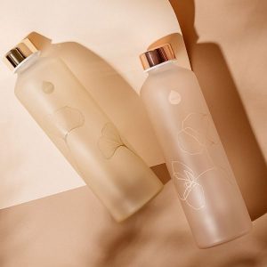 Die Glasflasche mit extra breitem Hals kann auch mit Detoxwasser und Früchten gefüllt werden und ist - bis auf den Deckel spülmaschinen geeignet. Die Flasche kann sowohl mit kalten (-10°C) und warmen (+90°C) Getränken gefüllt werden.