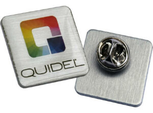 Pins aus Aluminium als Werbeartikel mit Logo bedrucken